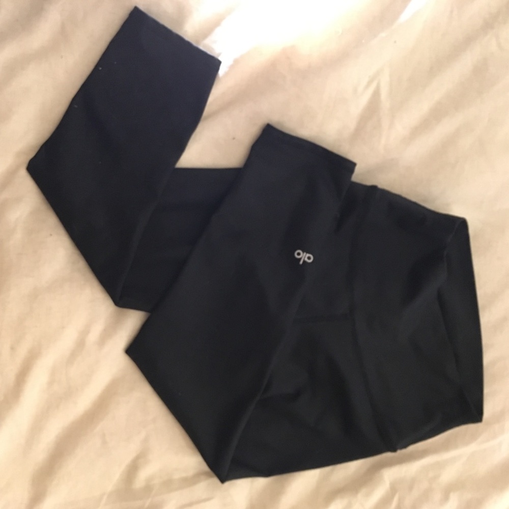 ALO HIGH-WAIST AIRBRUSH CAPRI in BLACK GLOSSY